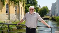 Heimatleuchten – Wirtshausgründer Otto Klement über dem Wehrgrabenkanal