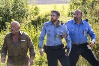 Navy CIS: New Orleans – Laboranalyst Sebastian (Rob Kerkovich, M.) wird auf brutale Weise gekidnapped und soll für Novak (Nick Gracer, r.) den Schwerverbrecher Gordan Bogdan (Patrick Kilpatrick, l.) aus dem Knast holen ...