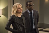 The Good Place – Noch glauben Chidi (William Jackson Harper, l.) und Eleanor (Kristen Bell, r.), dass sie im "Good Place" gelandet sind, doch dann macht Michael einen Fehler ...