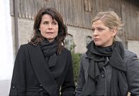 Sturm der Liebe – ARD STURM DER LIEBE FOLGE 1298 Uhr im ERSTEN. Barbara (Nicola Tiggeler, l.) versucht, Götz's Erbin Lena (Johanna Bönninghaus, r.) auf ihre Seite zu ziehen.