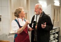 Sturm der Liebe – ARD STURM DER LIEBE FOLGE 1748 Uhr im ERSTEN. Hildegard (Antje Hagen, l.) will zusammen mit Alfons (Sepp Schauer, r.) den Rückkauf ihres Hauses mit Champagner begießen.