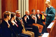 Edel & Starck – Tumult im Gerichtssaal: Mit einer Pistole hält Stefan Pelzer (Bernd-Michael Lade, r.) Patricia (Barbara Demmer, l.), Sandra (Rebecca Immanuel, 2.v.l.), Felix (Christoph M. Ohrt, 3.v.l.), Richter Hartmann (Alexander Radszun, M.), Otto (Hasan Ali Mete, 3.v.r.) und Richter Schubert (Wolf-Dietrich Berg, 2.v.r.) in Schach ...