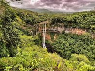 Verrückt nach Meer – Neben atemberaubenden Stränden findet man auf Mauritius auch einen faszinierenden Urwald mit vielseitigen Wasserfällen.