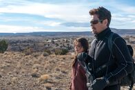 Sicario 2 – Isabel Reyes (Isabela Moner, l.); Alejandro (Benicio del Toro, r.)