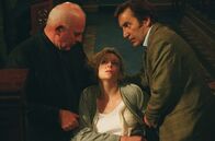 Inspector Barnaby – Leo Clarke (John Shrapnel, l.) und Giles Armitage (Ronan Vibert, r.) stützen die kranke Carolyn (Sara Stewart, M.).