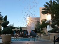 Street Genius - Das Wissensexperiment – When liquid nitrogen and ping pong balls collide.