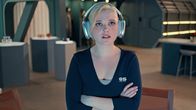 DreaMars – Dafni (Carmel Zorea) spricht mit ihrem Vater auf der Erde.