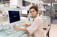 Charité – Dr. Maral Safadi (Sesede Terziyan) ist wild entschlossen, dem tödlichen Erreger auf die Spur zu kommen.