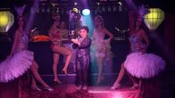SOKO Stuttgart – Verführung im "Salon Rouge": Dora Krumme (ChrisTine Urspruch, M.), die Managerin des Burlesque-Theaters, moderiert ihre attraktiven Tänzerinnen (Komparsinnen) an - bald ist hier jedoch keinem mehr zum Tanzen zu Mute.
