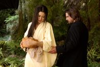 Last Samurai – In der fremdartigen Umgebung kommt der entwurzelte amerikanische Soldat Nathan Algren (Tom Cruise, l.) endlich zur Ruhe - und findet seinen Seelenfrieden mit Hilfe der Samurai und Takas (Koyuki, l.) wieder ...