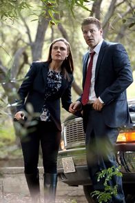 Bones - Die Knochenjägerin – Eine Spur führt Brennan (Emily Deschanel) und Booth (David Boreanaz) zum Haus des Kongressabgeordneten Palter, dem damaligen Richter im Fall Maya Zinkow.