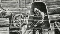 Wissenschaft extrem – Den Meeresgrund erforschen: Lange Zeit nutzten die Menschen Taucherglocken. Sie boten Schutz und ermöglichten die Atmung unter Wasser. Sie waren jedoch statisch und ihr Sauerstoffvorrat war nur begrenzt.