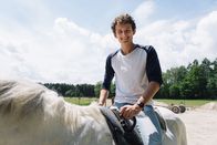 Checker Julian – Der neue Checker: Checker Julian beim Tierarzt-Check.Julian (links) mit Sven Kersten im Steinbruch: Sven weiß, wie Steine abgebaut werden - zum Beispiel mit Sprengstoff.