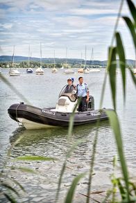 WaPo Bodensee – Nele Fehrenbach (Floriane Daniel, l.) und Pirmin Spitznagel (Simon Werdelis, r.) im Einsatz mit dem Polizeiboot Bodan 2 auf dem Bodensee.