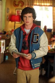 The Middle – Axl (Charlie McDermott) ist ganz aufgeregt, weil er das erste Mal wählen darf. Dabei hat er bald ganz andere Sorgen. Währenddessen wollen Frankie und Mike Sue das Autofahren beibringen. Doch das endet in einer Katastrophe ...