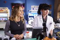 Navy CIS – Jack (Maria Bello, l.) besucht zum ersten Mal Abbys (Pauley Perrette, r.) Reich. Analysiert die Profilerin Abby oder ist sie einfach nur fasziniert von ihrer Arbeit?