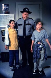 Malcolm mittendrin – L-R: Reese (Justin Berfield), Officer Karl (Joel McKinnon Miller), Malcolm (Frankie Muniz)
