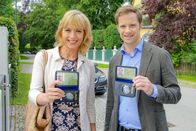 Die Rosenheim-Cops – Die Kommissare Verena Danner (Katharina Abt, l.) und Oliver Gehring (Roman Roth, r.) ermitteln in einem Rosenheimer Tennisclub.