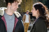 Sturm der Liebe – Henry (Patrick Dollmann, M.) beobachtet nachdenklich Joshuas (Julian Schneider, l.) Verhalten gegenüber Denise (Helen Barke, r.).