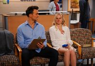 Call Me Kat – Max (Cheyenne Jackson, l.); Nicole (Laura Bell Bundy, r.)