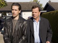 Mankells Wallander – Kommissar Wallander (Krister Henriksson) und sein Kollege Stefan Lindman (Ola Rapace, links) sind einem mutmaßlichen Mörder auf der Spur.