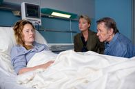 Großstadtrevier – Nina Sieveking (Wanda Perdelwitz, l.) muss sich von ihrer schweren Schussverletzung erholen. Frau Küppers (Saskia Fischer, M.) und Dirk Matthies (Jan Fedder, r.) besuchen sie im Krankenhaus.
