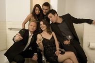 How I Met Your Mother – (3. Staffel) - Rückblick in die wilden Jahre von Ted (Josh Radnor, vorne r.), Marshall (Jason Segel, hinten r.), Barney (Neil Patrick Harris, vorne l.), Lily (Alyson Hannigan, hinten l.) und Robin (Cobie Smulders, vorne M.) ...