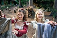 Schneeweisschen und Rosenrot – Der Bär hat sich von seiner Verletzung erholt und geniesst das Zusammenleben mit Schneeweißchen (Sonja Gerhardt, rechts) und Rosenrot (Liv Lisa Fries, links).