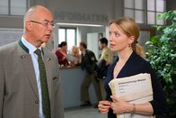 Die Rosenheim-Cops – Im Rosenheimer Kommissariat sind Controllerin Ortmann (Diana Staehly, r.) und Polizeichef Achtziger (Alexander Duda, l.) aufgefordert, geeignete Referenten für ein Polizeiseminar zu finden.
