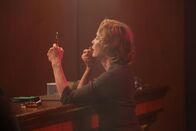 American Horror Story – Jahr 1964: In einer Bar spült Jude (Jessica Lange) ihren Kummer mit Alkohol hinunter ...