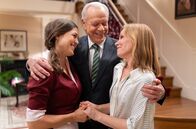 Sturm der Liebe – Maxi (Katharina Scheuba, l., mit Dirk Galuba, M.) merkt, wie viel Glück sie mit ihrer Mutter hat und Katja (Isabell Stern, r.) kommt auf eine Idee.