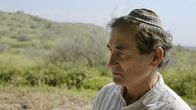 Swimmingpool am Golan – Die Filmemacherin Esther Zimmering begibt sich in Berlin und Israel auf die Suche nach den großen Ideen des Sozialismus, denen ihre Vorfahren gefolgt sind und stößt auf Konflikte und Geheimnisse. Sowohl auf israelischer als auch auf ostdeutscher Seite tauchen politisch brisante Lücken in den Biographien der Familien auf. - Esthers Vater Dr. Zimmering in Nordisrael am Grab von Esthers Großtante Lore Zimels, 2014.