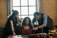 Sleepy Hollow – L-R: Alex Norwood (Rachel Melvin), Jenny Mills (Lyndie Greenwood) und Jake Wells (Jerry MacKinnon)