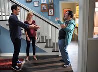 Modern Family – Phil (Ty Burrell, l.) und Claire (Julie Bowen) bekommen Besuch von ihrem ehemaligen Nachbarsjungen Kenneth (Josh Gad), der Phil seit seiner Kindheit vergöttert.