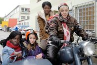 Die Pfefferkörner – ARD/NDR DIE PFEFFERKÖRNER FOLGE 109 Uhr im ERSTEN. Auf der Flucht vor den Schleusern: Acai (Amanda Adjei), Nina (Carolin Garnier), Acais Mutter (Dayan Kodua) und Oma Leni (Doris Kunstmann).