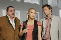 Die Rosenheim-Cops – Die Kommissare Korbinian Hofer (Joseph Hannesschläger, l.) und Sven Hansen (Igor Jeftic, r.) verhören Liane Seitz (Eva-Maria Grein).