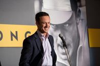 The Program - Um jeden Preis – Mit einer von ihm gegründeten Stiftung kämpft Lance Armstrong (Ben Foster) gegen Krebs.