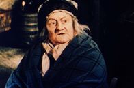 Der Graf mit der eisernen Faust – Die Eule (Renée Gardès) ist eine böse Alte, die junge Frauen in die Zwangsprostitution treibt.