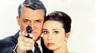 Charade – Der smarte Amerikaner Peter Joshua (Cary Grant) beschützt Reggie (Audrey Hepburn).