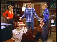 Friends – Ross (David Schwimmer, M.) ist sauer, weil Phoebe (Lisa Kudrow, r.) Rotwein über seinen neuen Tisch gegossen hat. Rachel (Jennifer Aniston, l.) versteht die Welt nicht mehr ...