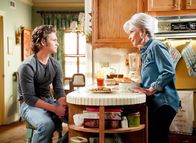 Young Sheldon – Georgie Cooper (Montana Jordan) und Constance 'Meemaw' Tucker (Annie Potts)