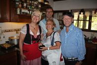 Verrückt nach Meer – Stellvertretender Kreuzfahrtdirektor Jörn Hofer, Kapitän Morten Hansen mit seiner Waltraud und der Wirtin vom Alpenhaus Susanne Krieg in Puerto de Frutos bei Buenos Aires, Argentinien.