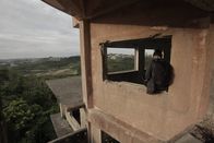 I Wouldn't Go In There – Nakagusuku, Okinawa: RJ im "Spukhotel". Dieses Hotel befindet sich auf einem Hügel neben der Burg Nakagusuku. Es handelt sich um einen verlassenen Ort, der zu einem Hotel umgebaut werden sollte, aber aufgegeben wurde, weil es dort angeblich spuken soll. (Bildnachweis: National Geographic Channels/Dominic Young)