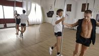 Herr Ostrowski sucht das Glück – Michael Ostrowski besucht den Erotic-Entertainer und Pornodarsteller Marcello Bravo, mit dem er in knappen Hotpants an einer Pole-Dance-Stange erotische Tanzbewegungen einstudiert.