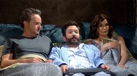 Männerwirtschaft – (v.l.n.r.) Oscar Madison (Matthew Perry); Felix Unger (Thomas Lennon); Charlotte (Teri Hatcher)