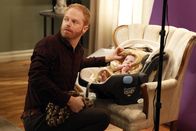 Modern Family – Entsetzt stellt Mitchell (Jesse Tyler Ferguson) fest, dass Lily auf dem Kopf von Baby Joe eine Perücke mit Sekundenkleber festgeklebt hat.