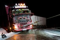 Ice Road Rescue - Extremrettung in Norwegen – Norwegian roads have recently opened up for bigger and heavier trucks and in Overhalla. One of these mega-trucks slides off the road. Just in time for a newly recovered Jo Roger, alongside his son Ole Henrik, take on this historic rescue. (National Geographic)