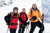 Die Bergretter – Bei den Bergrettern Katharina (Luise Bähr, l.), Tobi (Markus Brandl, M.) und Markus (Sebastian Ströbel, r.) geht ein Notruf ein. Sofort machen sie sich auf den Weg.