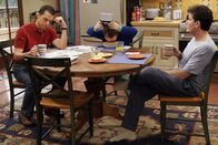 Two and a Half Men – Chaos am Frühstückstisch: Alan (Jon Cryer, l.), Jake (Angus T. Jones, M.) und Charlie (Charlie Sheen, r.) ...