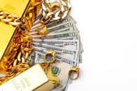 Hardcore Pawn: Das härteste Pfandhaus Detroits – Jewelry buyer, pawn shop and buy and sell precious metals concept theme with a pile of cash in US dollars, golden rings, necklace bracelet and gold bullion isolated on white background with copy space